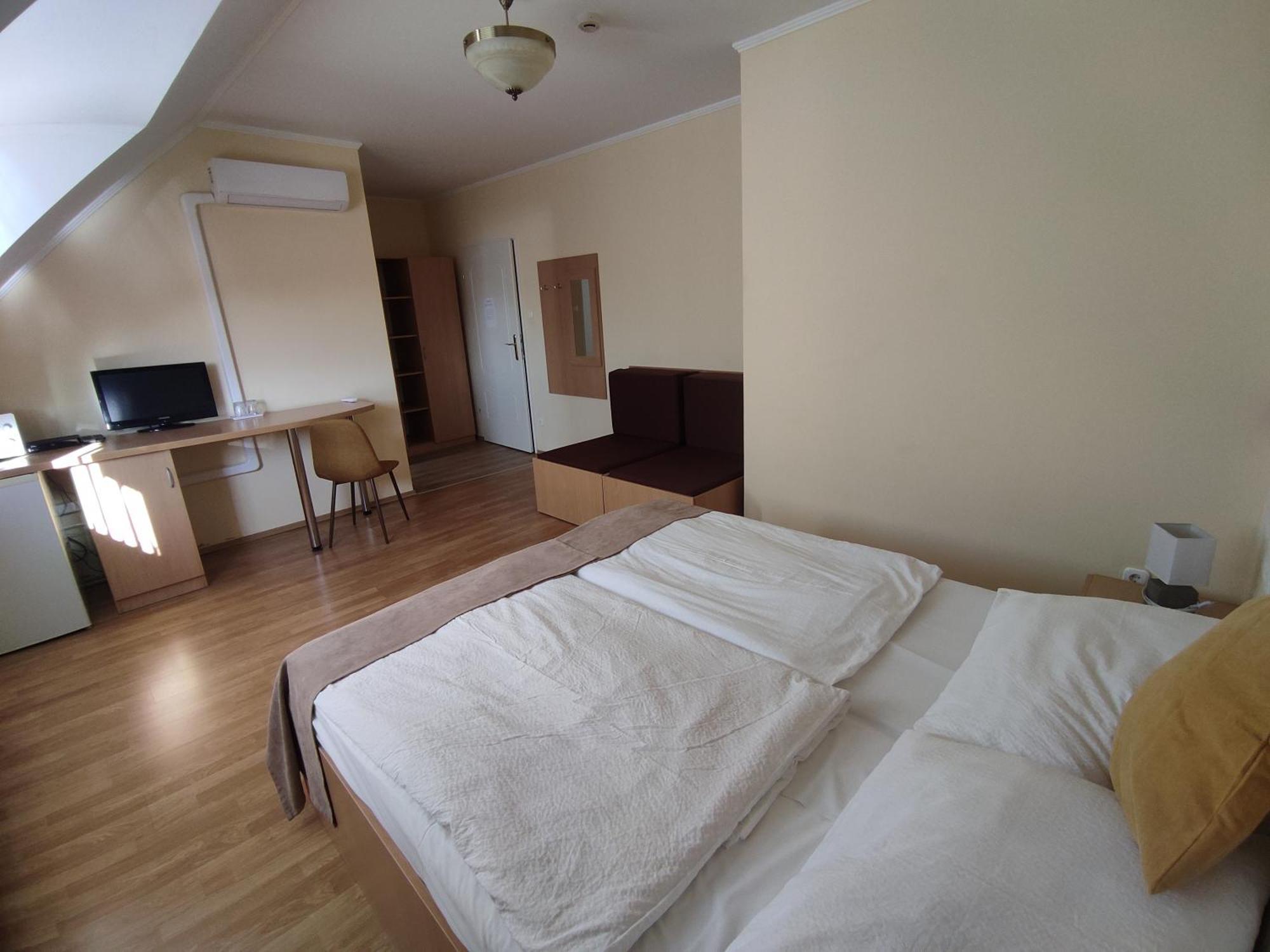 Invest Vendeghaz Bed & Breakfast Eger Room photo